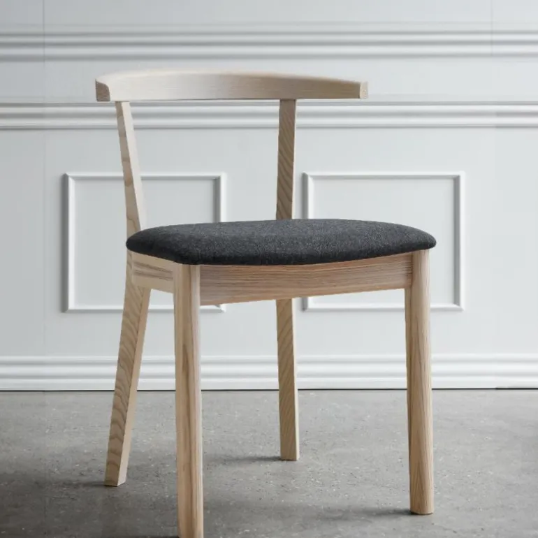 52 Chaise en bois massif avec assise rembourrée