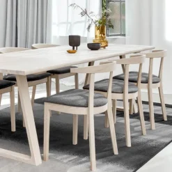 52 Chaise en bois massif avec assise rembourrée