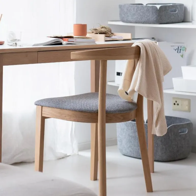 52 Chaise en bois massif avec assise rembourrée