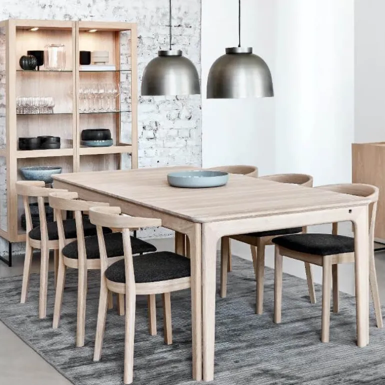 52 Chaise en bois massif avec assise rembourrée