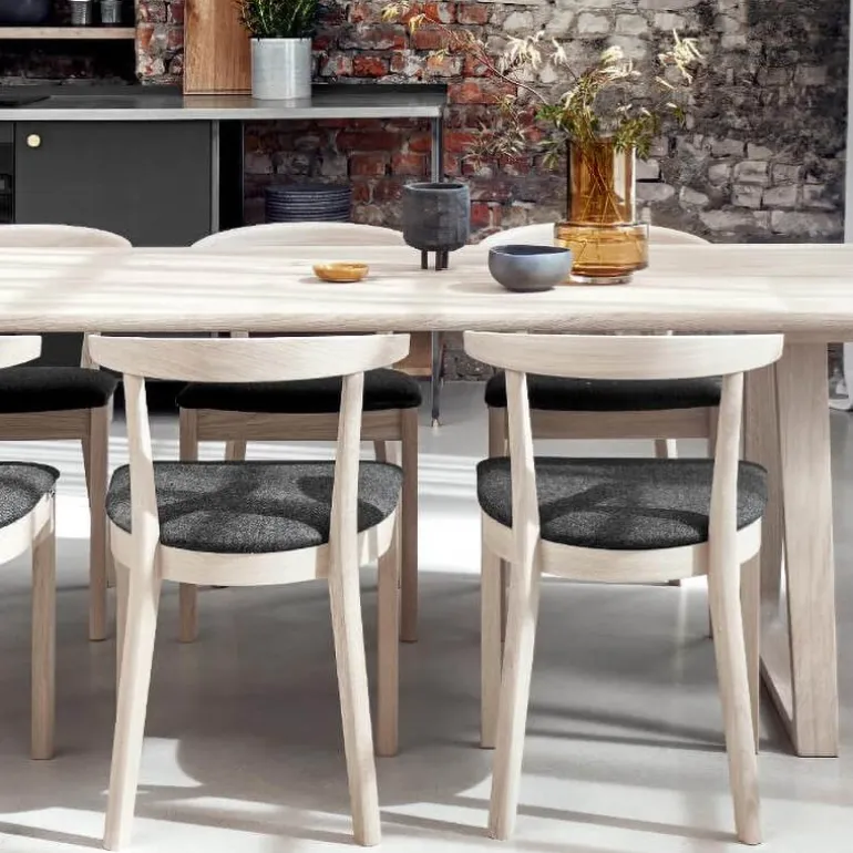 52 Chaise en bois massif avec assise rembourrée