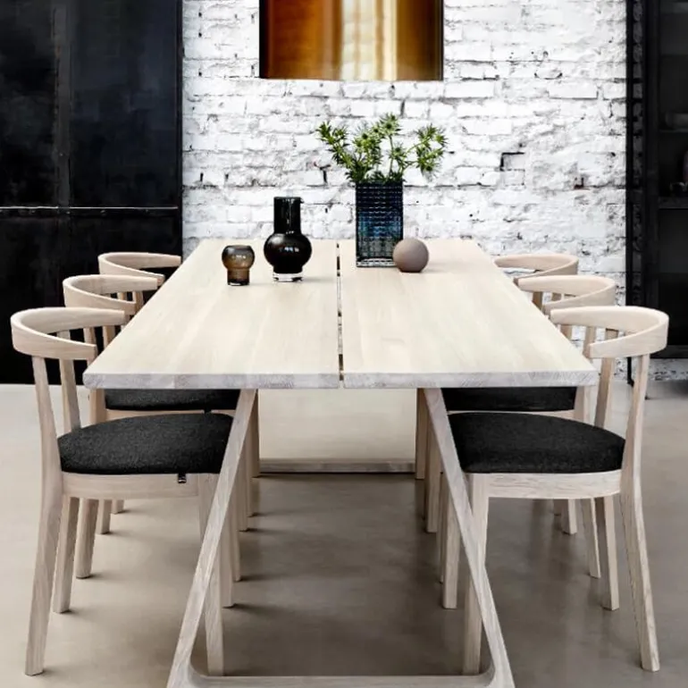 52 Chaise en bois massif avec assise rembourrée