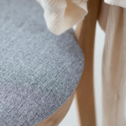 52 Chaise en bois massif avec assise rembourrée