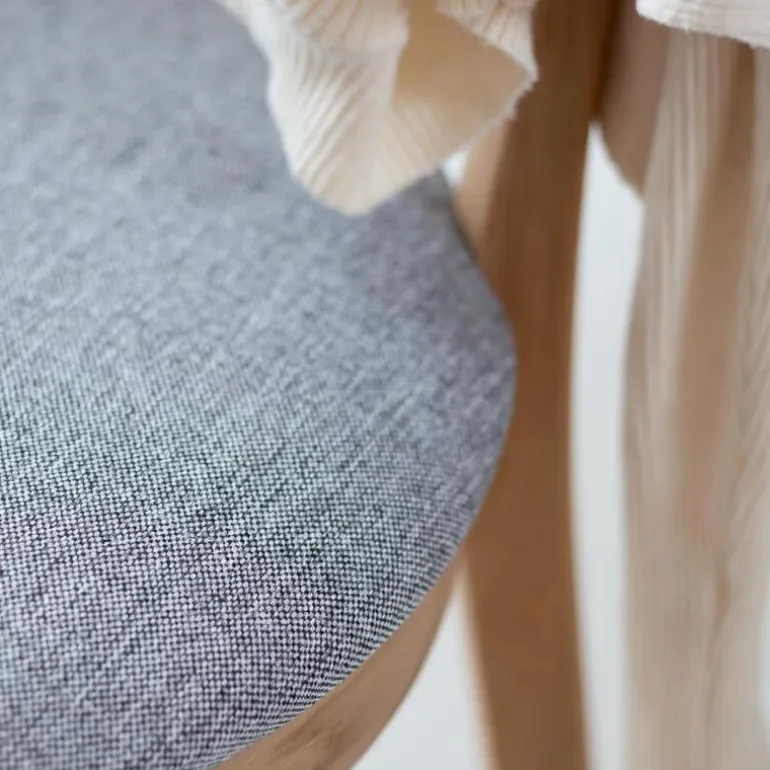 52 Chaise en bois massif avec assise rembourrée