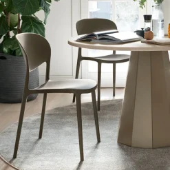 Abby Connubia® Chaise italienne empilable en polypropylène recyclé sans accoudoirs