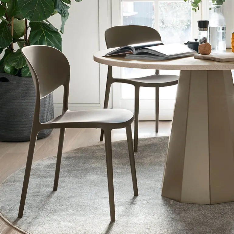 Abby Connubia® Chaise italienne empilable en polypropylène recyclé sans accoudoirs