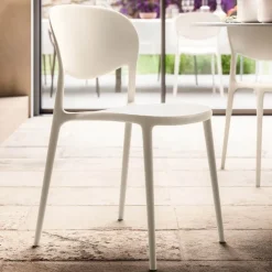 Abby Connubia® Chaise italienne empilable en polypropylène recyclé sans accoudoirs