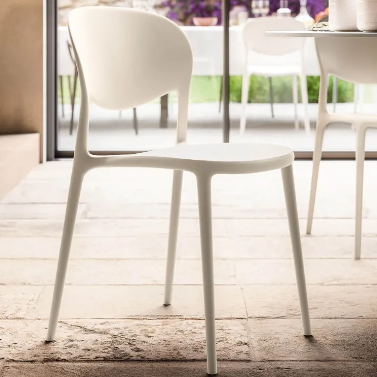 Abby Connubia® Chaise italienne empilable en polypropylène recyclé sans accoudoirs