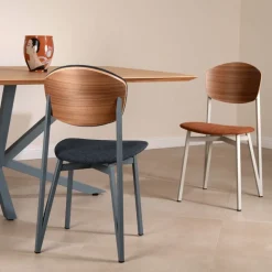 Artémis Carrier® Chaise design française assise en tissu, dossier bois et pieds en métal