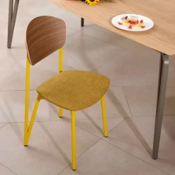 Artémis Carrier® Chaise design française assise en tissu, dossier bois et pieds en métal