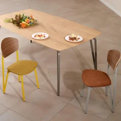 Artémis Carrier® Chaise design française assise en tissu, dossier bois et pieds en métal