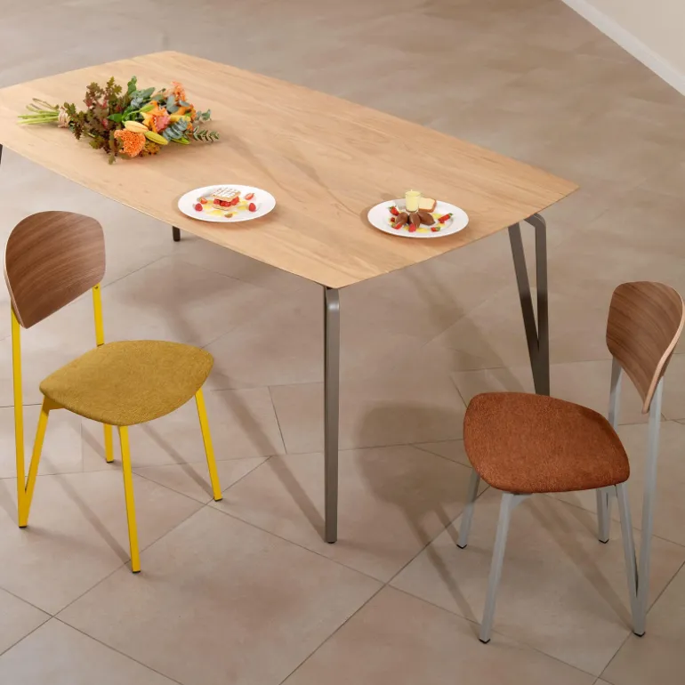 Artémis Carrier® Chaise design française assise en tissu, dossier bois et pieds en métal