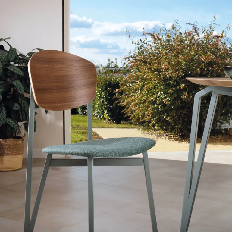Artémis Carrier® Tabouret snack design français assise en tissu dossier bois et pieds en métal