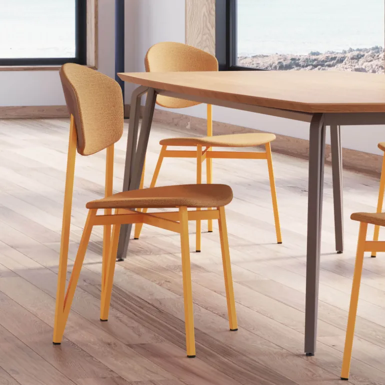 Artémis XL Carrier® Chaise design française avec assise en tissu, dos du dossier bois et pieds en métal