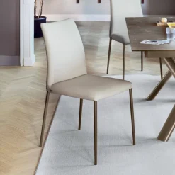 Atlas Connubia© Chaise contemporaine en simili avec dossier flexible