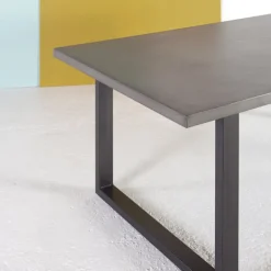 Eternelle Table industrielle française en béton ciré pieds traîneau