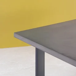Eternelle Table industrielle française en béton ciré pieds traîneau