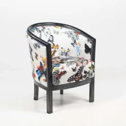 Julien Fauteuil tonneau pour salon fabrication française en tissu et bois massif