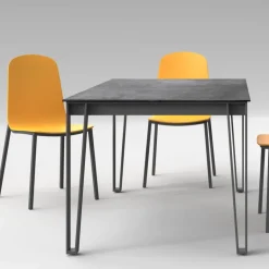 London Table design en Dekton avec pieds épingle en métal