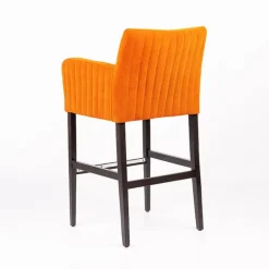 Moritz line Tabouret de bar en tissu avec accoudoirs dos matelassé et pieds en bois