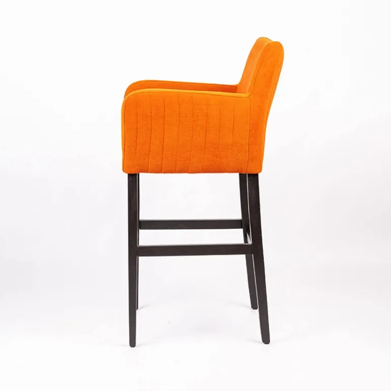 Moritz line Tabouret de bar en tissu avec accoudoirs dos matelassé et pieds en bois