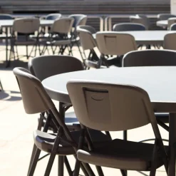 NormanChaise pliante en polyéthylène gris foncé