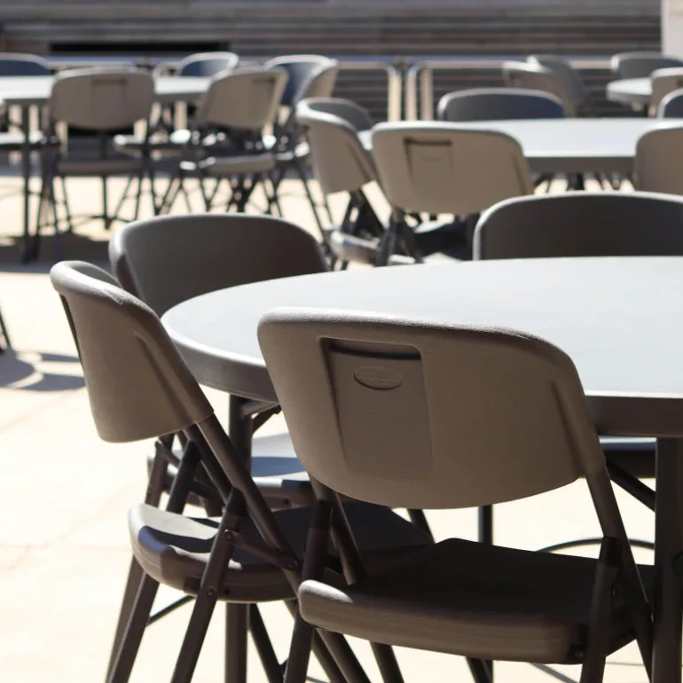 NormanChaise pliante en polyéthylène gris foncé