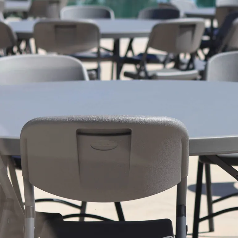 NormanChaise pliante en polyéthylène gris foncé