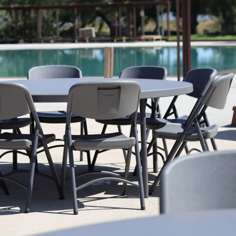 NormanChaise pliante en polyéthylène gris foncé