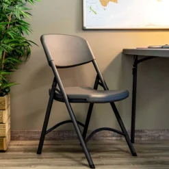 NormanChaise pliante en polyéthylène gris foncé