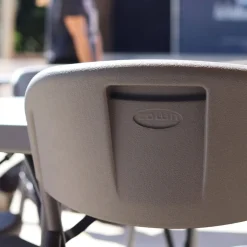 NormanChaise pliante en polyéthylène gris foncé