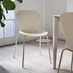OPS ! Connubia© Chaise italienne empilable en polypropylène avec pieds en métal