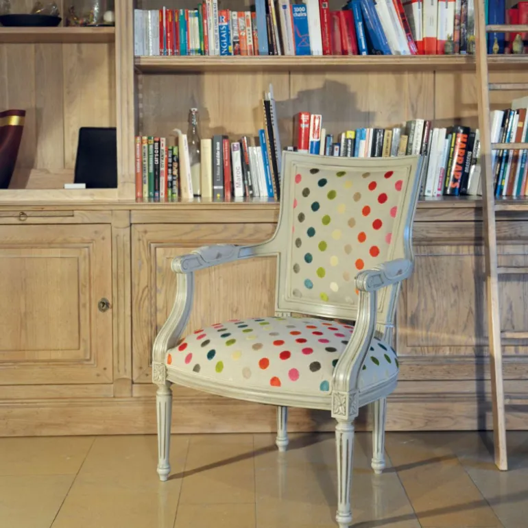 Quentin Fauteuil cabriolet Louis 16 fabrication française en tissu et bois massif