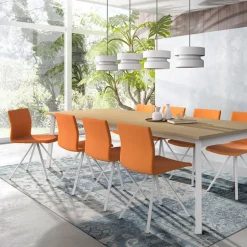 Silva Chaise design pieds métal et revêtement en tissu