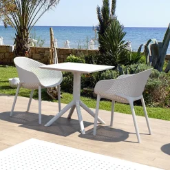 Sky Petite table de jardin carrée en résine