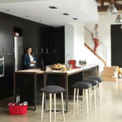 Soda Mobitec® Tabouret snack rembourré sans dossier en tissu et pieds bois