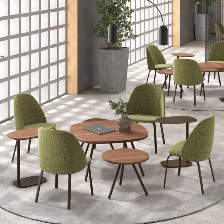 Sofia Chaise basse cosy en tissu et métal