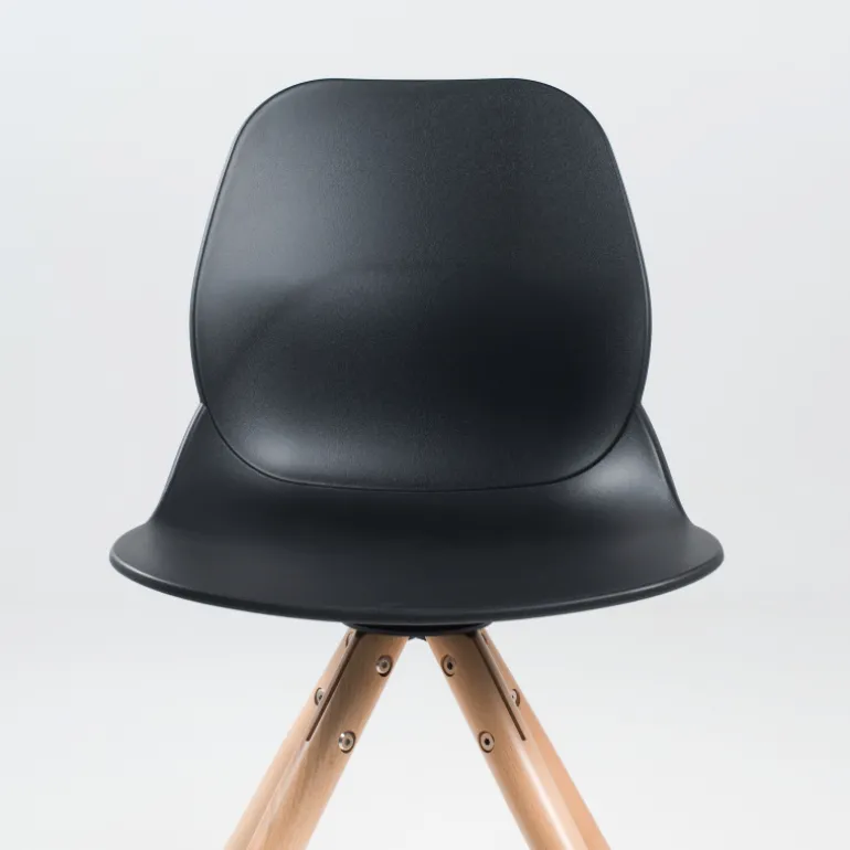 VictoireChaise design en polypropylène noir avec pieds en bois