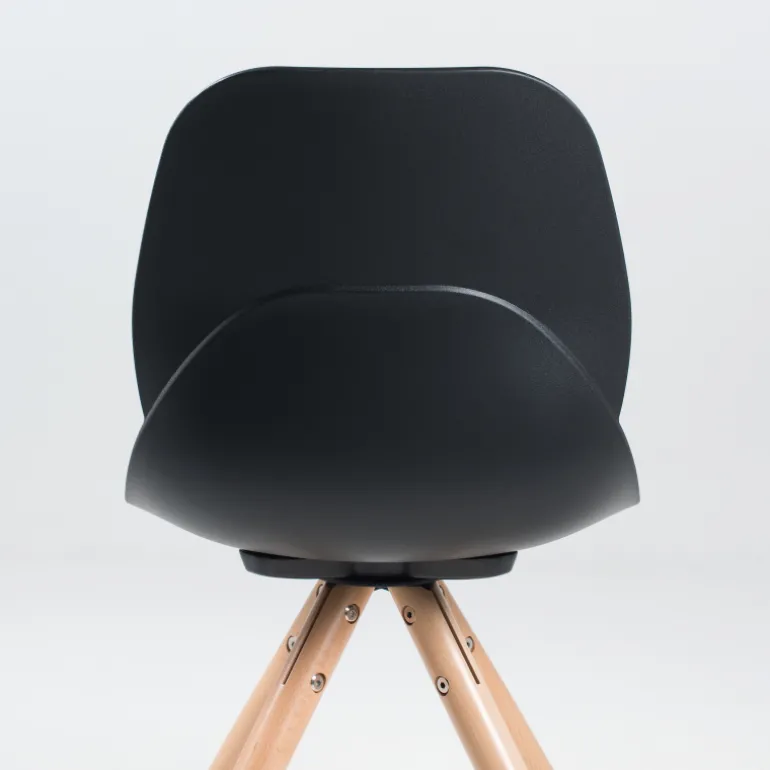 VictoireChaise design en polypropylène noir avec pieds en bois