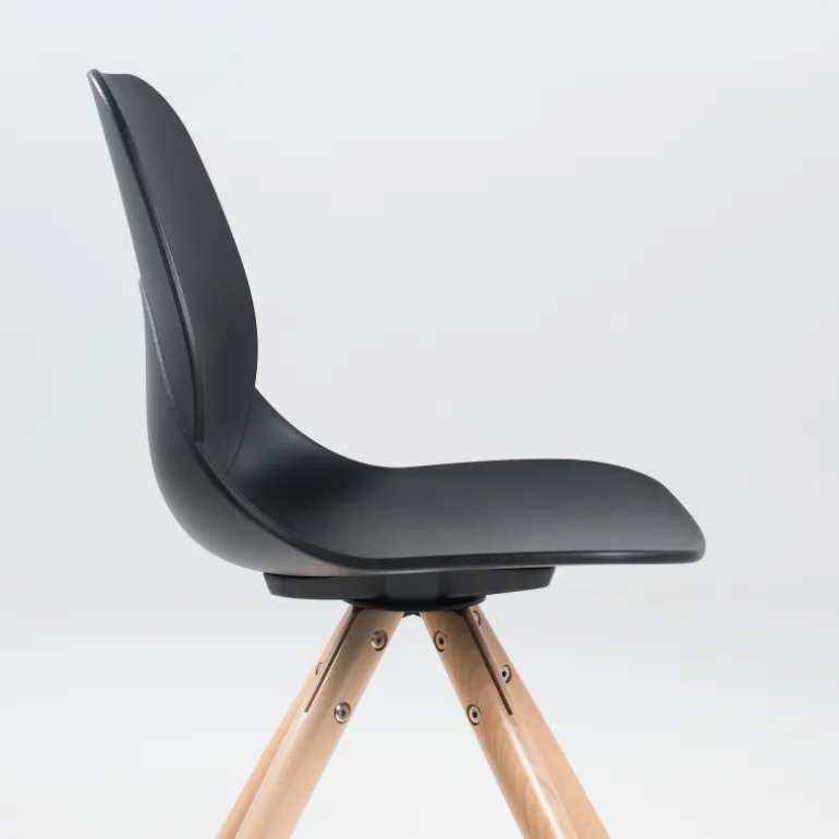 VictoireChaise design en polypropylène noir avec pieds en bois