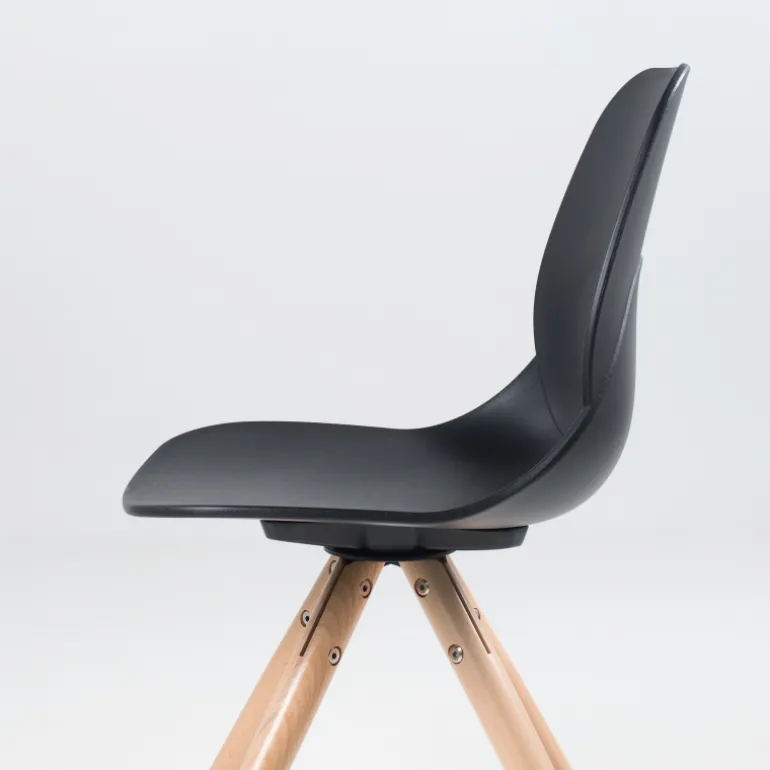 VictoireChaise design en polypropylène noir avec pieds en bois