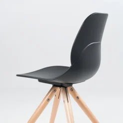 VictoireChaise design en polypropylène noir avec pieds en bois