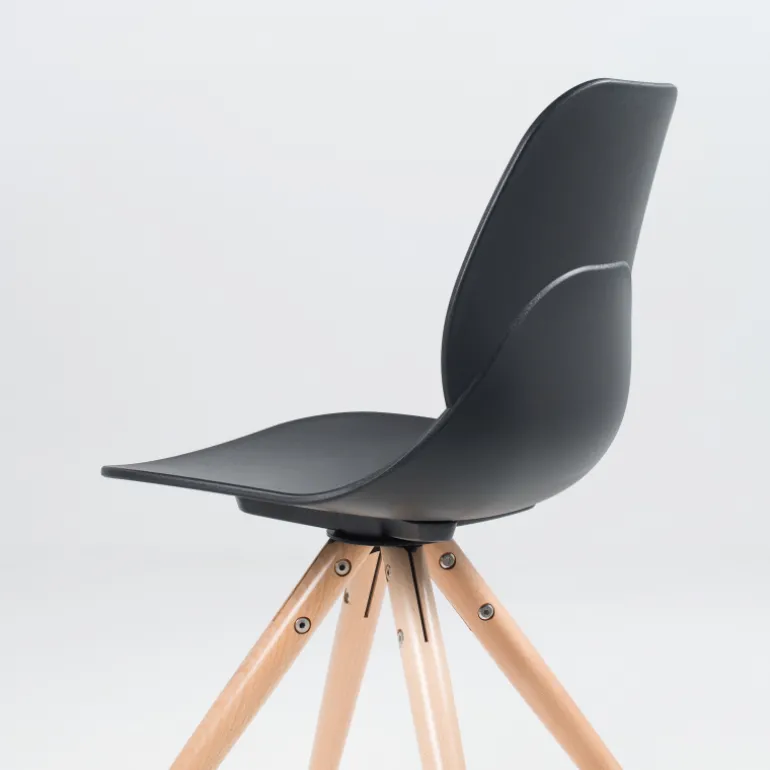 VictoireChaise design en polypropylène noir avec pieds en bois