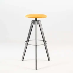 Vérone Carrier® Tabouret de bar pivotant sans dossier en synthétique et métal
