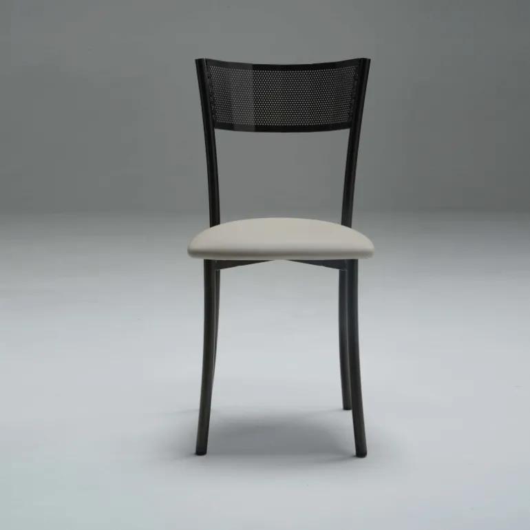 Wasabi Carrier® Chaise moderne en synthétique et métal dossier ajouré